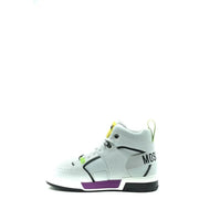 cuir blanc Moschino slip de sport pour hommestop Baskets avec des accents noirs et violets et un logo audacieux sur le côté