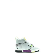 Moschino Baskets montantes blanches en cuir pour homme top avec des accents noirs et violets, une languette jaune fluo et un logo.