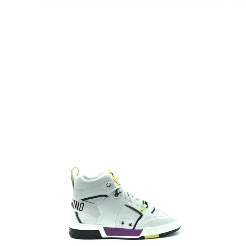 Moschino Baskets montantes blanches en cuir pour homme top avec des accents noirs et violets, une languette jaune fluo et un logo.