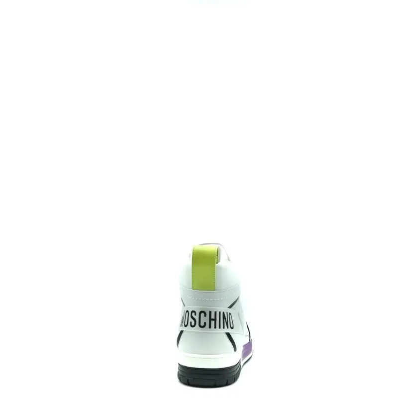 Moschino Baskets en cuir pour homme, blanches, style slip-on, avec des détails vert citron et violet et une bride noire à logo.