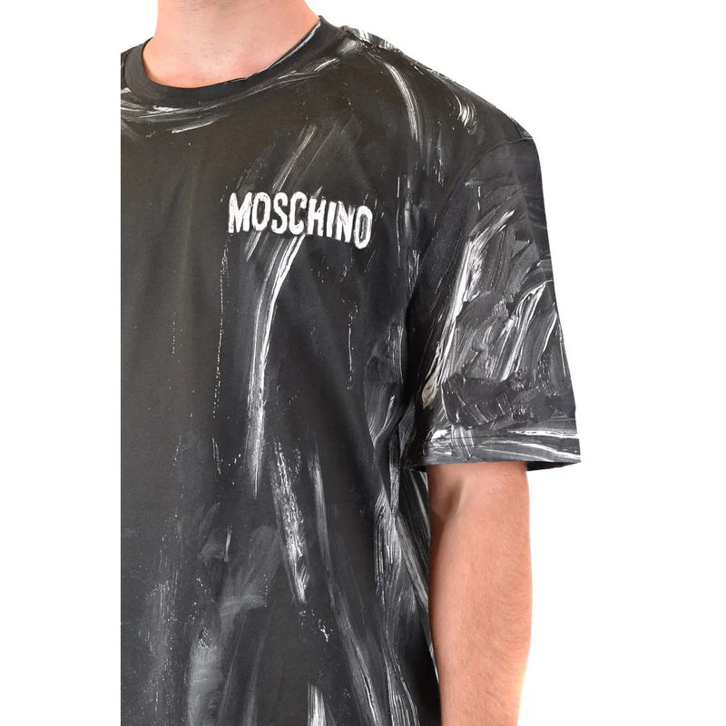 Noir Moschino hommes t-shirt avec un motif de coups de pinceau blancs et le nom de la marque imprimés sur la poitrine