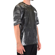 Moschino hommes t-shirt avec un motif abstrait noir et blanc d'éclaboussures de peinture et un logo sur la poitrine, modèle à manches courtes