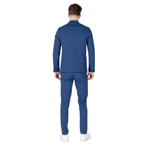 Men’s navy blue pinstripe summer suit from Mulish Men featuring a V neck design