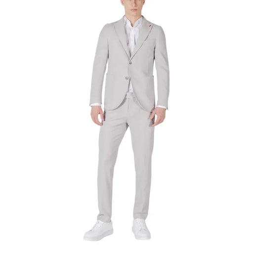 Mulish Costume gris pour homme, coupe ajustée, en mélange polyester-viscose, composé d'une veste grise claire à simple boutonnage et d'un pantalon assorti.