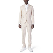A man wearing a cream-colored Mulish men suit made of beige polyester viscose blend with white dress shirt and matching trousers