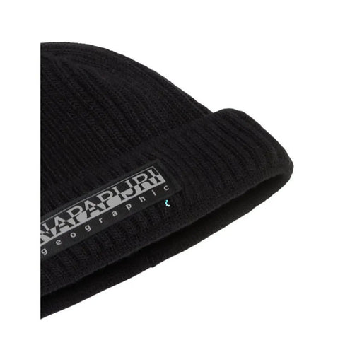 Napapijri bonnet en maille côtelée noire pour homme avec étiquette rectangulaire napapijri vue de face de la marque géographique