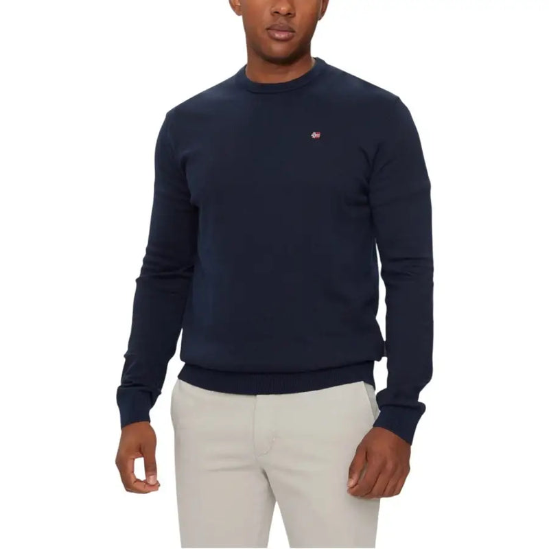 Tommy hilfiger navy blue crewneck sweatshirt with small logo on left chest.