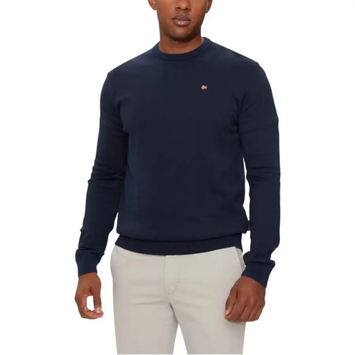Tommy hilfiger navy blue crewneck sweatshirt with small logo on left chest.