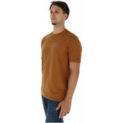 Napapijri T-shirt homme en coton camel, col rond, en tissu moutarde, avec un logo discret ton sur ton sur la poitrine.