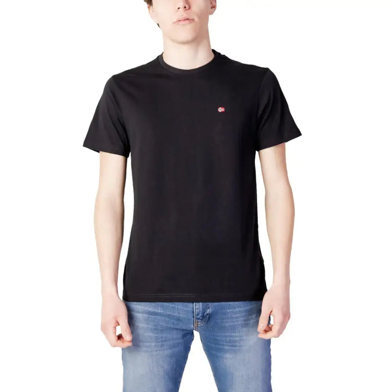 T-shirt noir à manches courtes et col rond en coton t-shirt pour hommes par Napapijri avec un petit logo rouge et blanc sur la poitrine gauche
