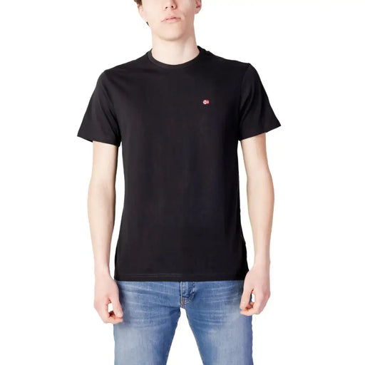 T-shirt noir à manches courtes et col rond en coton t-shirt pour hommes par Napapijri avec un petit logo rouge et blanc sur la poitrine gauche