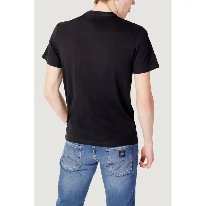 Napapijri hommes t-shirt T-shirt noir à manches courtes et col rond, en tissu légèrement texturé et sans logo apparent.