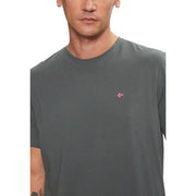 Gris foncé Napapijri hommes t-shirt avec un col rond et un petit drapeau norvégien brodé sur la poitrine gauche
