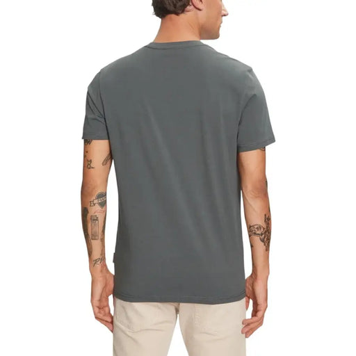 Napapijri hommes t-shirt présentant un tissu texturé gris foncé, des manches courtes et un col rond minimaliste