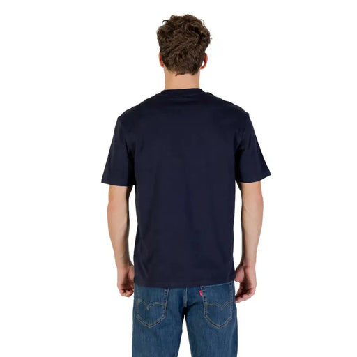 t-shirt bleu marine à manches courtes en coton t-shirt avec col rond et étiquette rouge sur la couture inférieure du dos par Napapijri hommes T-shirt vue arrière