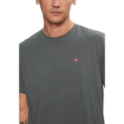 Gris foncé Napapijri col rond pour homme t-shirt avec un petit drapeau norvégien brodé sur la poitrine gauche