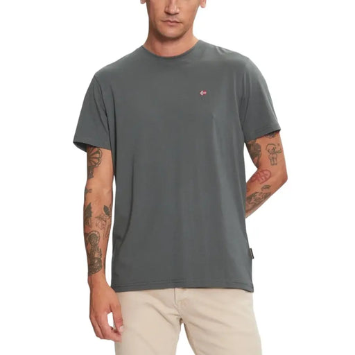Napapijri hommes t-shirt T-shirt gris foncé à manches courtes et col rond, orné d'un drapeau norvégien brodé et d'une étiquette noire à l'ourlet.