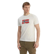 Napapijri T-shirt homme blanc en coton, manches courtes, col rond, orné d'un drapeau norvégien rouge et bleu délavé sur la poitrine.
