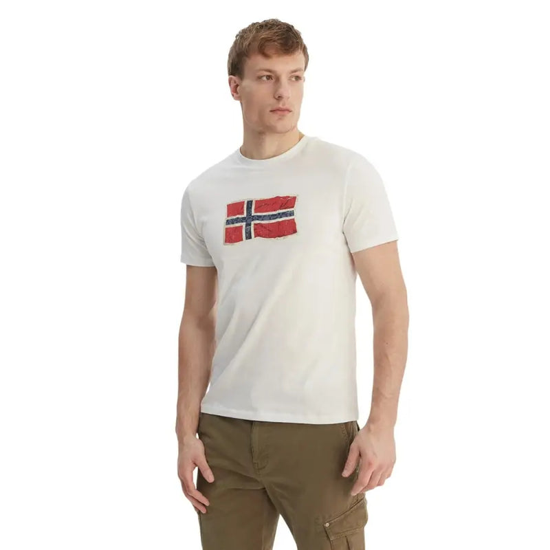 Napapijri T-shirt homme blanc en coton, manches courtes, col rond, orné d'un drapeau norvégien rouge et bleu délavé sur la poitrine.