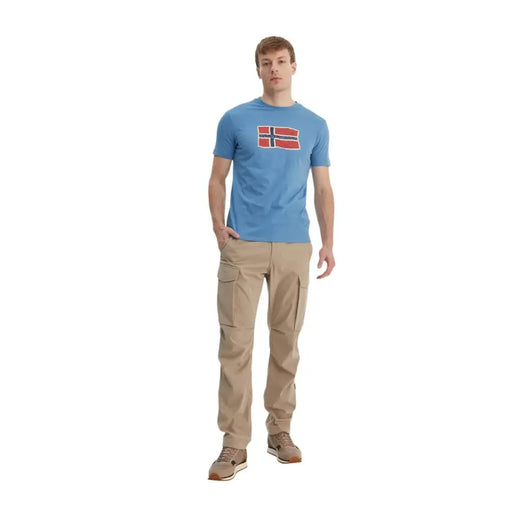 Napapijri T-shirt homme bleu clair en coton, manches courtes, col rond, avec drapeau norvégien imprimé sur la poitrine