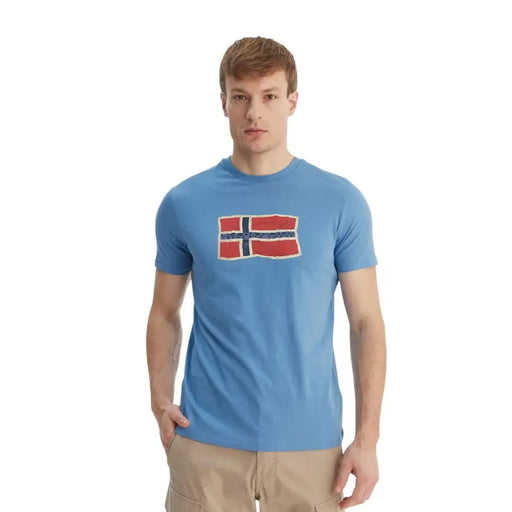 Napapijri T-shirt homme bleu clair en coton, manches courtes, col rond, imprimé drapeau norvégien vieilli sur le devant