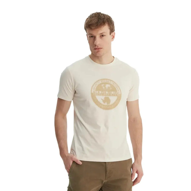 Napapijri T-shirt homme crème en coton, manches courtes, col rond, orné d'un motif éléphant rond doré.