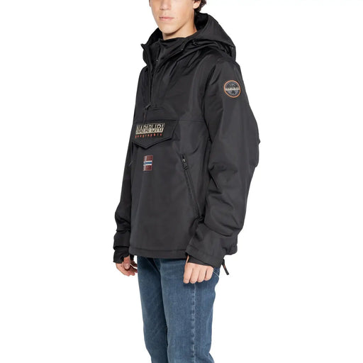 Napapijri Doudoune noire pour homme avec capuche zippée et écusson de marque sur la poitrine, vue de face