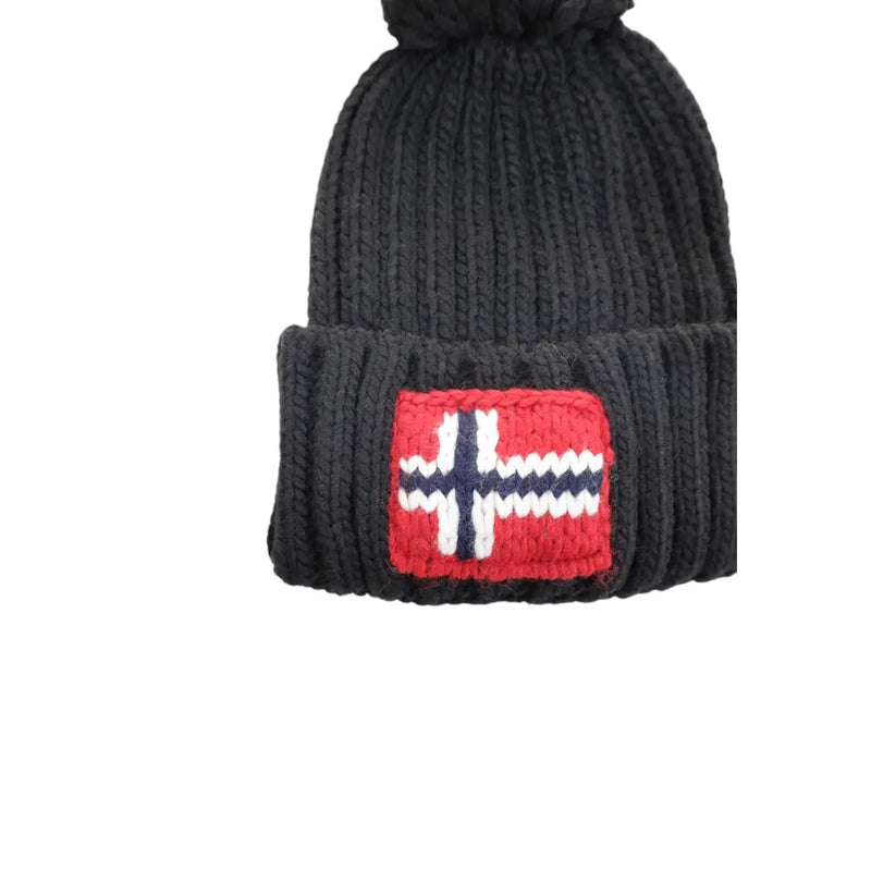 Napapijri Bonnet en laine pour homme, en maille côtelée noire avec un écusson drapeau norvégien rouge, blanc et bleu, vue de face