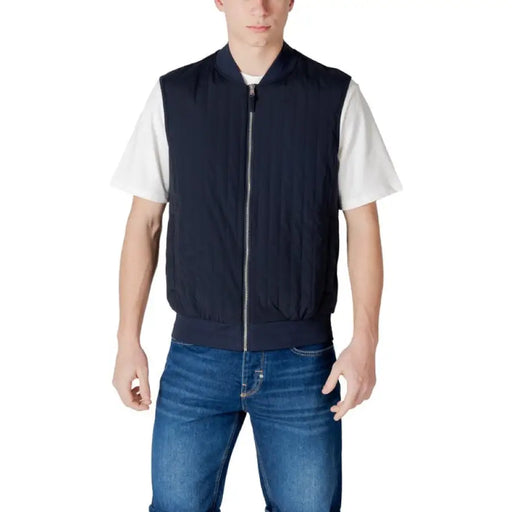 Gilet aviateur bleu marine présenté dans le gilet gris clair et Shorts Ensemble pour superposer avec style
