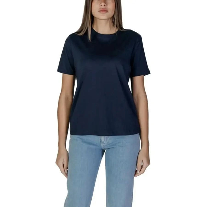 Navy blue crew neck t-shirt styled with light wash jeans for Vila Clothes Women’s collection