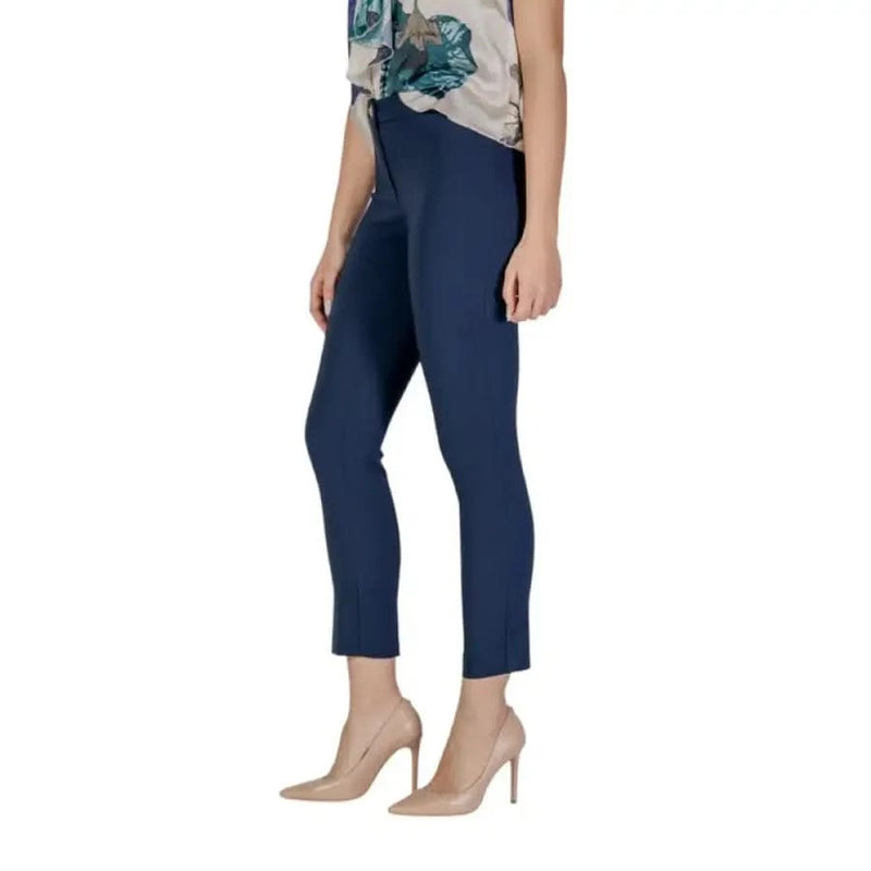 Navy blue cropped dress pants with nude heels from Rinascimento Women’s collection