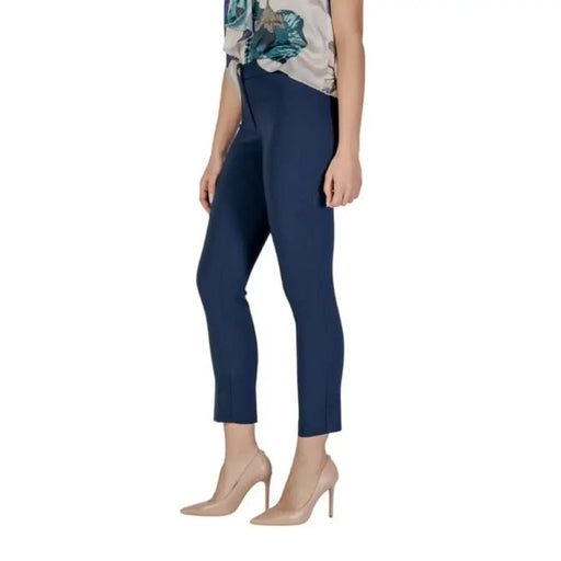 Navy blue cropped dress pants with nude heels from Rinascimento Women’s collection