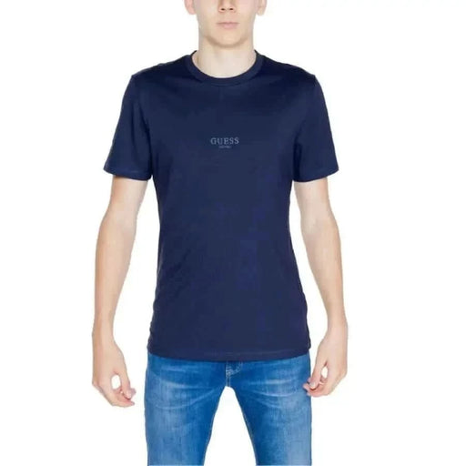 bleu marine Guess Hommes T-Shirt porté avec un jean bleu, tenue à la fois tendance et décontractée
