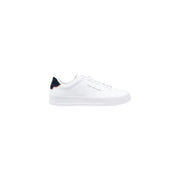 Baskets blanches Tommy Hilfiger avec languette arrière en cuir bleu marine, logo discret sur le côté et semelle blanche.