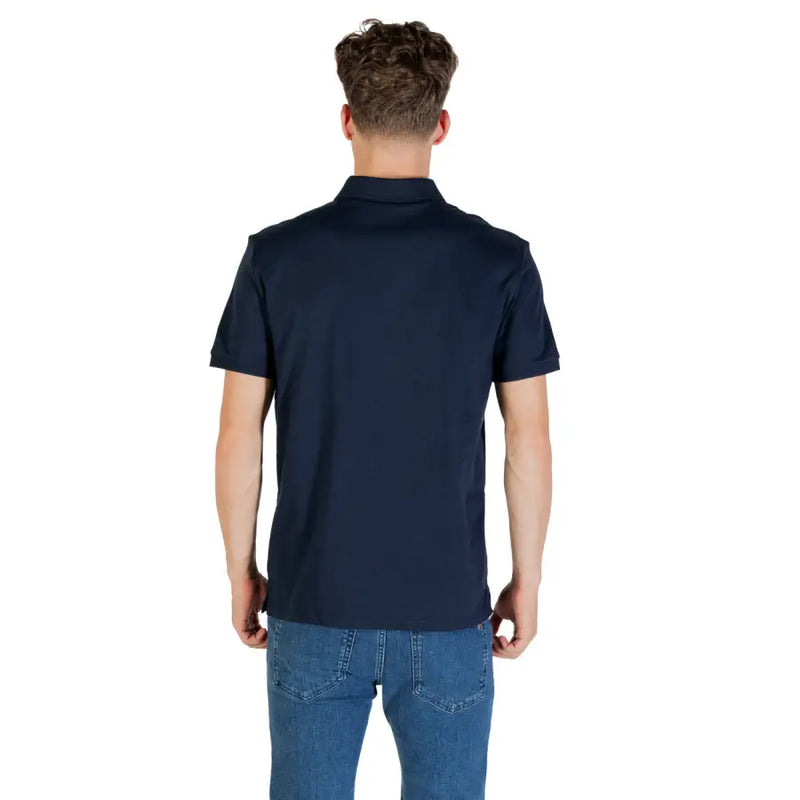 Navy blue short-sleeved polo shirt with classic collar and neatly stitched seams for casual and semi-formal wear