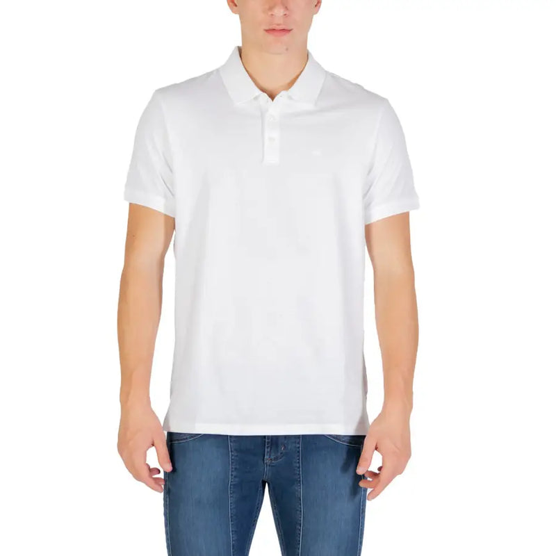 White polo shirt with short sleeves and collar, made of cotton.