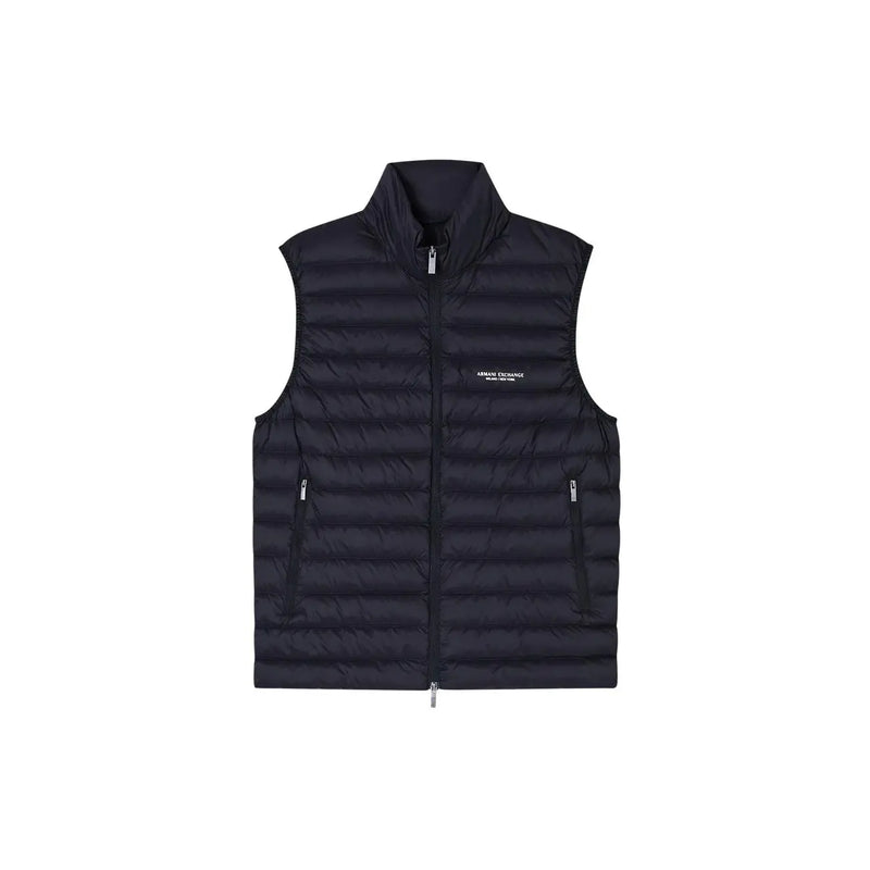 Gilet matelassé bleu marine avec col montant, fermeture éclair et deux poches latérales. armani exchange logo sur la poitrine gauche