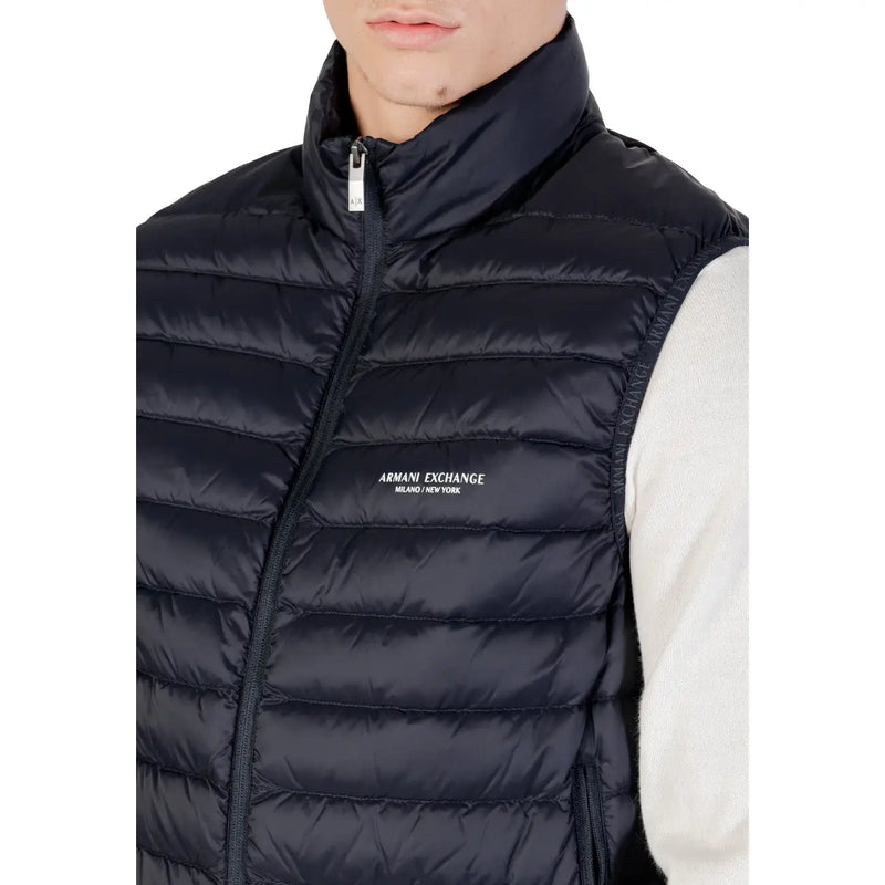 Gilet matelassé noir avec col montant et fermeture éclair sur le devant et armani exchange logo brodé sur la poitrine en bleu marine liste de produits