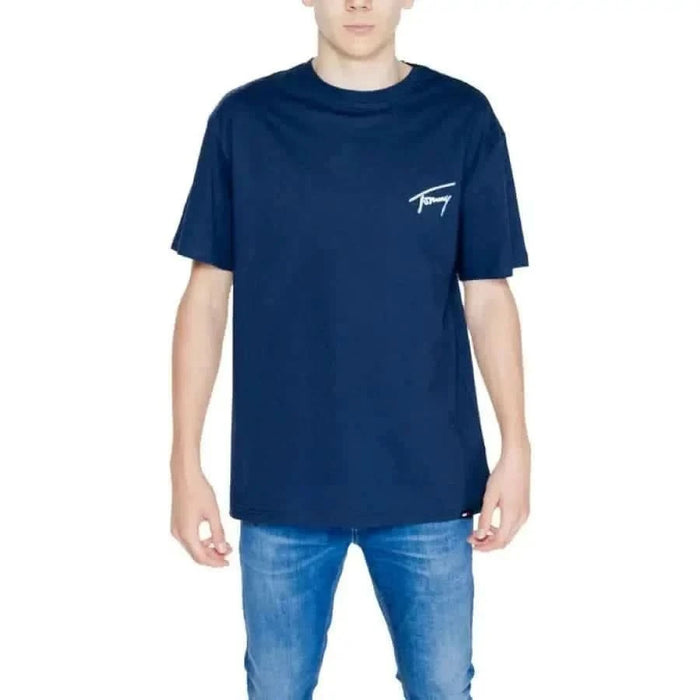Navy blue Tommy Hilfiger Jeans men’s t-shirt with a small white logo on the chest