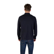 Chemise noire à manches longues et col en coton, portée par un homme et convenant aussi bien aux tenues décontractées qu'aux tenues habillées.