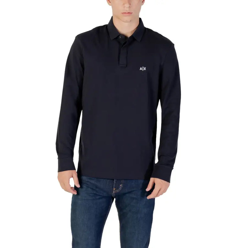 Polo noir à manches longues avec un logo blanc discret sur la poitrine, conçu pour une tenue décontractée et professionnelle.