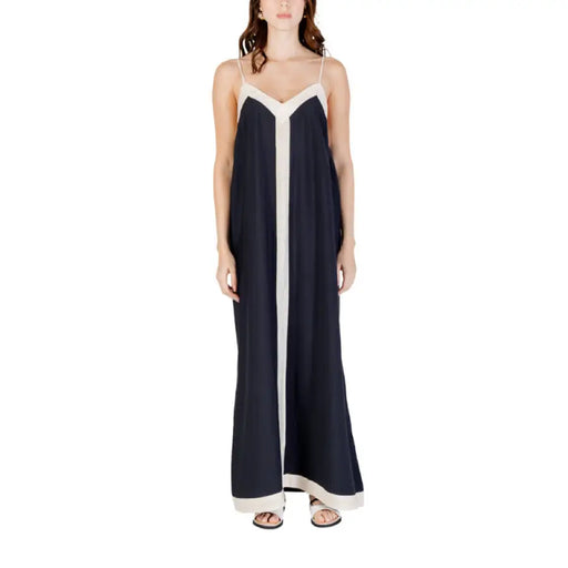 Robe longue sans manches bleu marine et blanche avec bordure foncée, idéale pour les occasions formelles.