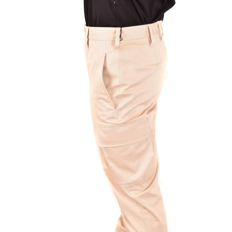 Pantalon cargo en coton beige pour homme Neil Barrett, coupe ajustée et multiples poches pour une tenue polyvalente.