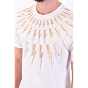 Neil Barrett hommes t-shirt Coton blanc orné d'un motif audacieux d'éclairs métalliques dorés partant de l'encolure