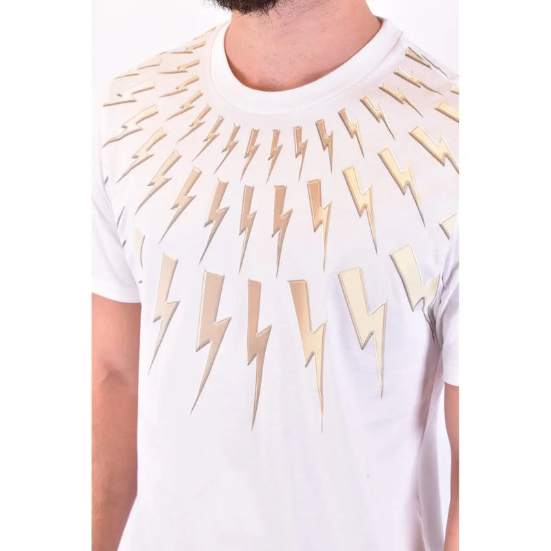 Neil Barrett hommes t-shirt Coton blanc orné d'un motif audacieux d'éclairs métalliques dorés partant de l'encolure