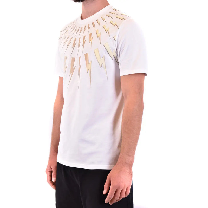 Neil Barrett hommes t-shirt en coton blanc, à manches courtes et orné d'un motif audacieux d'éclair doré partant des épaules.
