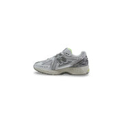 New Balance Baskets montantes grises synthétiques à lacets pour homme 1906r avec empiècements en mesh et détail vert citron au talon, vues de l'arrière