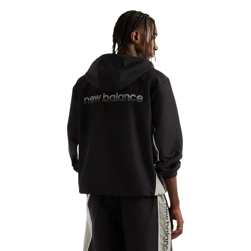 New balance Blazer à capuche noir en polyester pour homme avec logo argenté et empiècements latéraux blancs (vue de face)