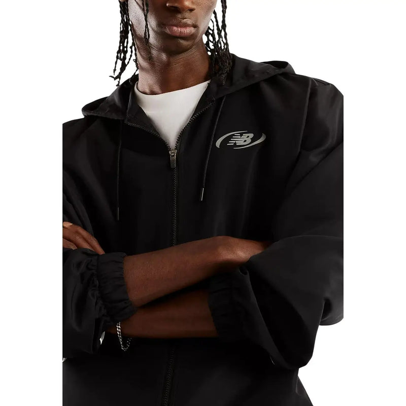 New Balance Blazer à capuche zippé noir en polyester pour homme, orné d'un discret logo argenté sur la poitrine.