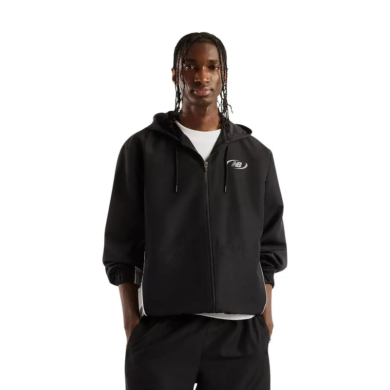 New Balance Sweat à capuche zippé noir en polyester pour homme, avec logo blanc et empiècements latéraux discrets pour un style décontracté.